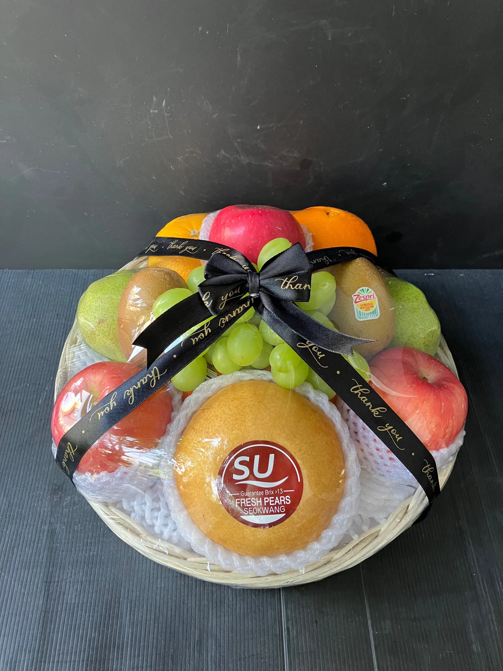 Parcel buah Nature's Bounty dari Goldenfruit berisi apel Fuji, jeruk, kiwi dan pir